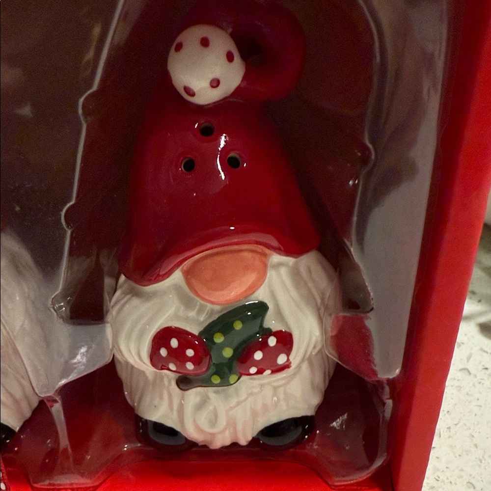 Blue Sky Gnome Shaker Set - Red and Green - Picture 4 of 4
